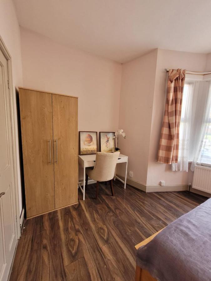 לונדון 43 Kimberly Road Apartment מראה חיצוני תמונה